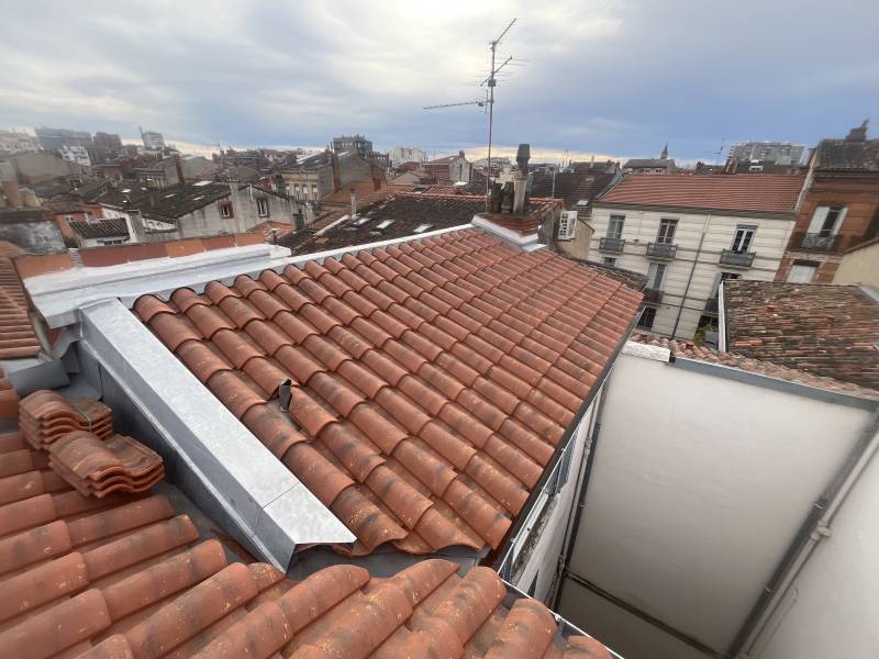 Rénovation complète toiture tuile double canal S patrimoine et ensemble  zingueries ( gouttière, noues, abergelents cheminee), reprise d’enduit de cheminée à Toulouse