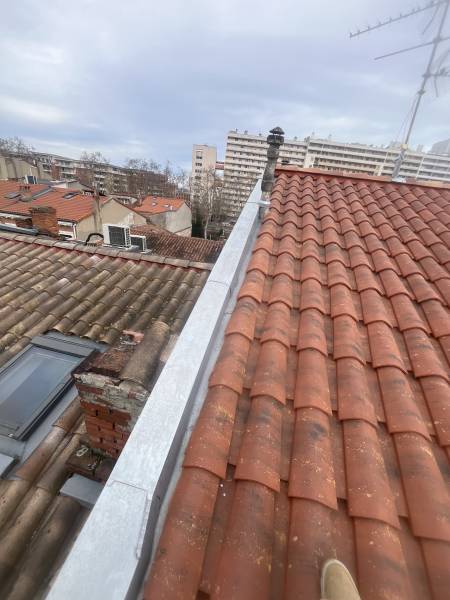 Rénovation complète toiture tuile double canal S patrimoine et ensemble  zingueries ( gouttière, noues, abergelents cheminee), reprise d’enduit de cheminée à Toulouse