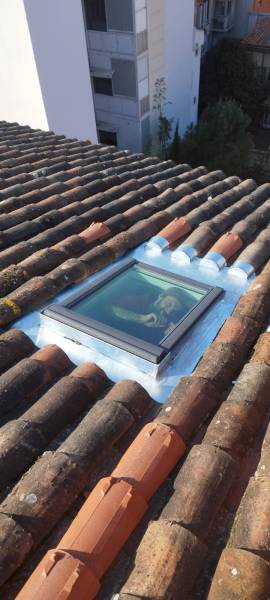 Installation de fenêtre de toit Velux avec abergement en zinc sur mesure à Saint-Gaudens