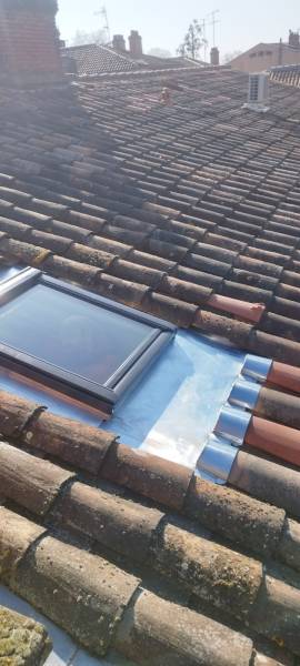 Installation de fenêtre de toit Velux avec abergement en zinc sur mesure à Saint-Gaudens