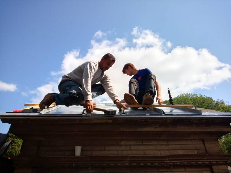 Rénovation toiture zinc à tasseau d'un caveau.
